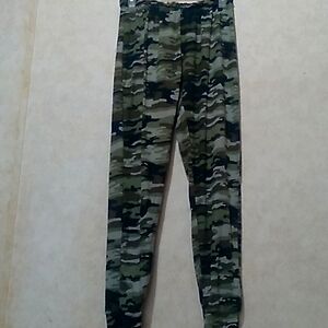 BOBBIE BROOKS size small camo pajama pants.